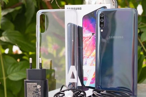 'Đập hộp' Samsung Galaxy A70 màn hình lớn nhất tại VN