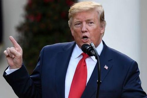 Ông Trump cảnh báo Trung Quốc, Dow Jones 'bay' hơn 570 điểm