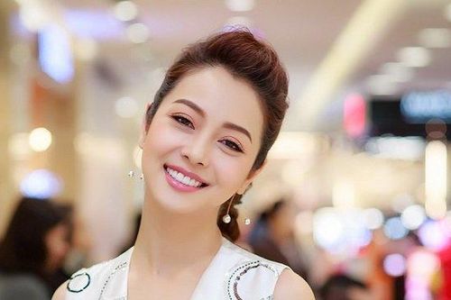 Sau sự cố ngất xỉu, đập đầu chấn thương, Jennifer Phạm gửi lời xin lỗi khán giả
