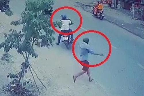 Clip: Bị phát hiện, trộm hoảng hốt bỏ mặc đồng bọn để thoát thân