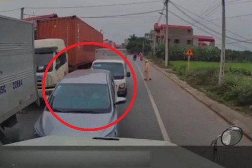 Clip: Hàng loạt ô tô lấn làn, bị tài xế container dạy bài học nhớ đời