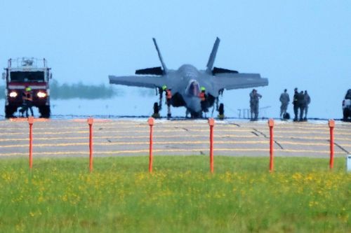 'Chiến thần' F-35 lại gặp nạn chúi đầu xuống đất tại Nhật Bản