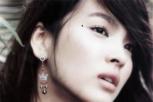 Phụ nữ có 3 nốt ruồi 'kín' này, về già vẫn vạn người mê đắm