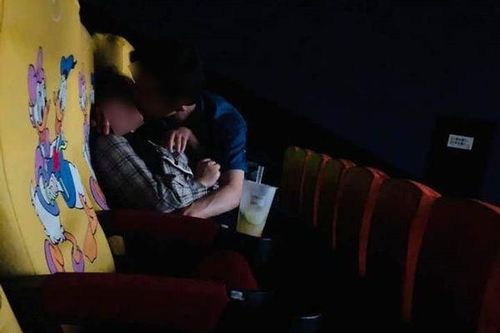 Cặp đôi thản nhiên ôm hôn, làm chuyện người lớn ngay trong rạp chiếu phim khiến người xung quanh nhức mắt