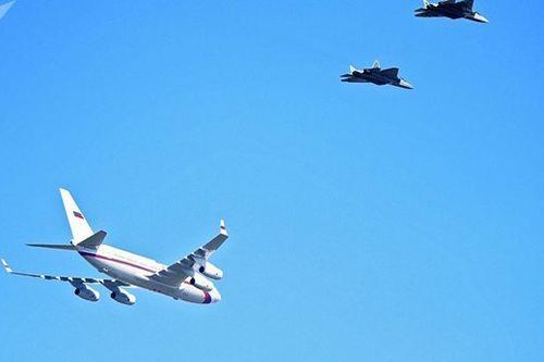 6 'Bóng ma bầu trời' Su-57 hộ tống máy bay chở Tổng thống Putin