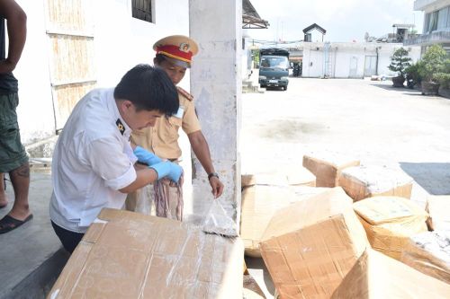 Xe khách biển Lào chở 'lậu' 1,6 tấn nội tạng động vật