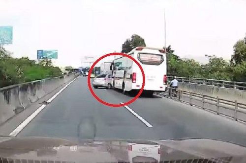 Clip: Ô tô con ép đầu xe khách kiểu 'tự sát', tài xế còn hùng hổ xuống mắng người