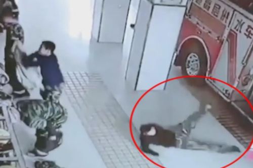 Lính cứu hỏa thi nhau ngã 'trượt vỏ chuối' khi có nhiệm vụ