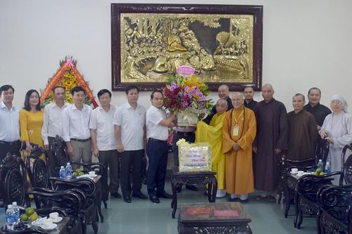 Công an tỉnh TT-Huế thăm, chúc mừng nhân dịp Phật đản