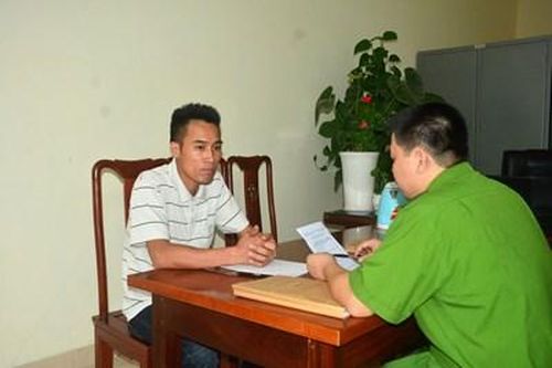 Khởi tố đối tượng túm cổ áo, tấn công Trung úy công an