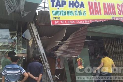 Xe đưa rước học sinh 'lùa' hàng loạt xe máy, tông sập nhà dân