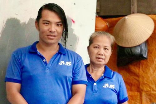 Mẹ con lao công trả 7.400 USD: 'Không phải tiền của mình, không ham'