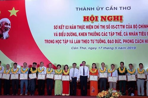 Khen thưởng 129 tập thể, cá nhân xuất sắc trong học tập và làm theo Bác Hồ