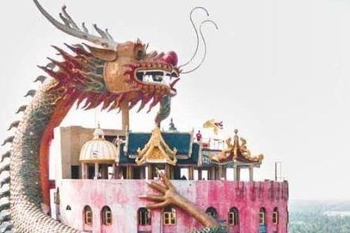 Tượng rồng khổng lồ cuốn quanh đền 17 tầng ở Thái Lan