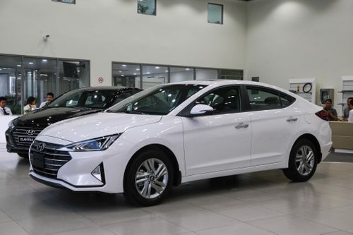 Hyundai Elantra 2019 và Kia Cerato 2019: Kẻ tám lạng người nửa cân