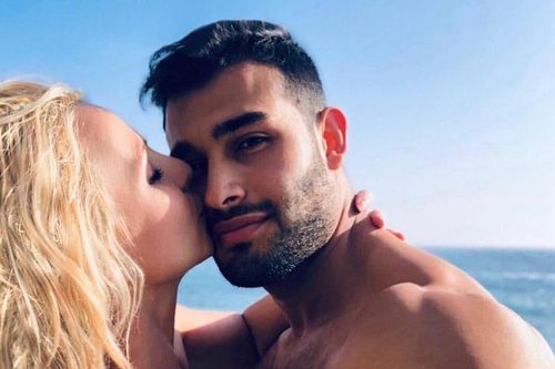 Chuyện tình đáng ngưỡng mộ của Britney Spears và bạn trai kém 13 tuổi