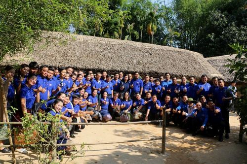 Tuổi trẻ Việt Nam - Lào thành kính dâng hương tại khu di tích Kim Liên