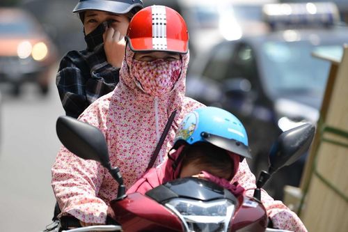 Hà Nội nóng hơn 40 độ C, tia cực tím liên tục vượt ngưỡng nguy hiểm