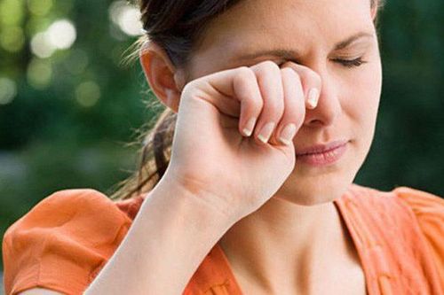 Bác sĩ hướng dẫn xử trí khi bị dị vật bay vào mắt
