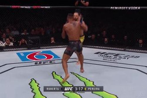 Võ sĩ thắng trận UFC đầu tiên bằng pha lên gối hạ gục đối thủ