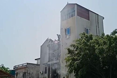 Quán cà phê ở Hà Nội bốc cháy khiến hai người chết