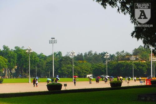 Dù nắng nóng, hàng nghìn người vẫn đến viếng Lăng Chủ tịch Hồ Chí Minh