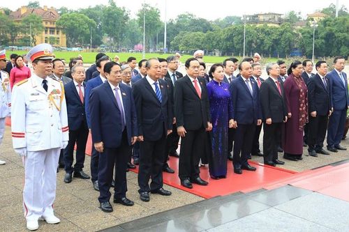 Các đại biểu Quốc hội vào Lăng viếng Chủ tịch Hồ Chí Minh