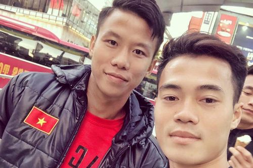 Văn Toàn trêu chọc Quế Ngọc Hải sau bàn thắng bằng đầu