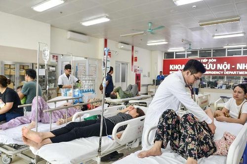 Nắng nóng đỉnh điểm, bệnh viện kín bệnh nhân