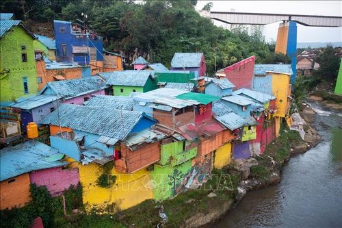 Ngắm ngôi làng cầu vồng ở Indonesia
