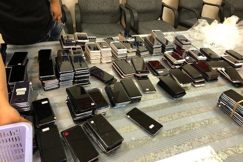 Bắt lô iPhone, Samsung cực 'khủng' trị giá 3 tỷ đồng tuồn về từ Hàn Quốc