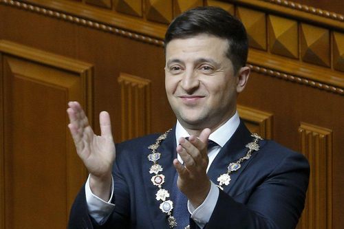Tổng thống Ukraine đập tay, chụp ảnh với người dân, đi bộ đến lễ nhậm chức
