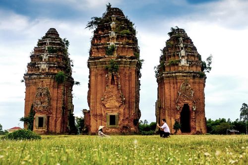 Tháp cổ nghìn năm ở miền 'đất Võ, trời Văn'