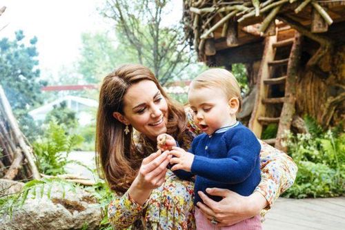 Khoảnh khắc ngọt ngào của gia đình Hoàng tử William trong vườn hoa