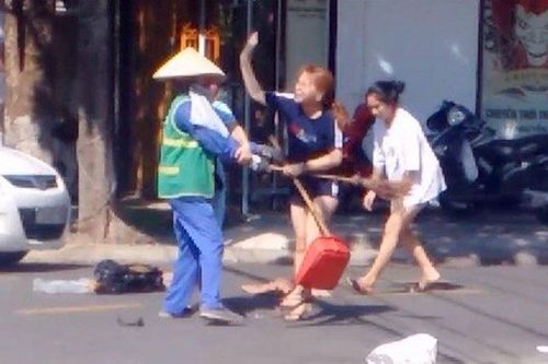 Chủ cửa hàng quần áo đến nhà xin lỗi bà lao công