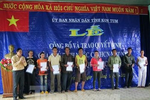 Trao Quyết định nhập quốc tịch Việt Nam cho 38 người Lào ở Kon Tum