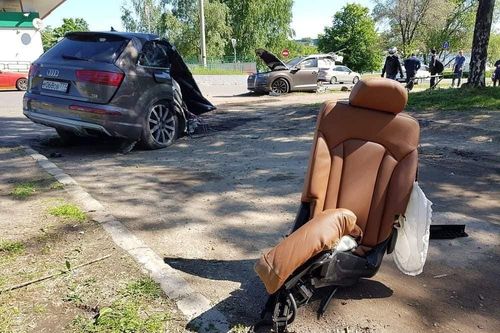 SUV hạng sang Audi Q7 vỡ đôi sau khi đâm vào cột điện