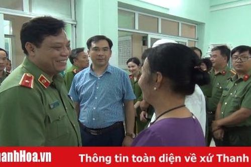 Thiếu tướng Nguyễn Hải Trung, Giám đốc Công an tỉnh thăm, tặng quà cho CBCS bị thương khi làm nhiệm vụ