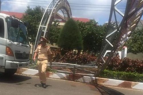 Xe tải 'hạ gục' cổng chào TP.Long Khánh, nhiều người hốt hoảng
