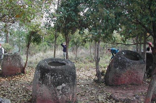 Bí ẩn hơn một trăm 'chum của người chết' trong rừng ở Lào