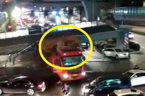 Clip: Hãi hùng xe tải chở quá khổ đâm sập cầu đi bộ ở Trung Quốc
