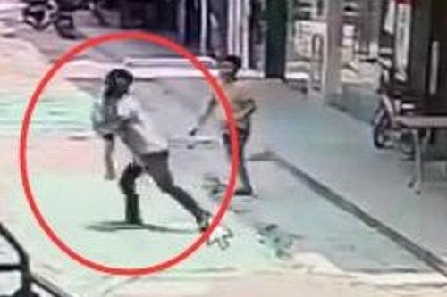Clip: Bắt cóc bé trai 3 tuổi giữa ban ngày, gã đàn ông bị dân đánh bầm dập