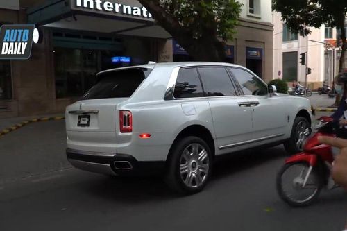 Siêu xe Rolls-Royce Cullinan hơn 40 tỷ đồng chạy trên phố Hà Nội