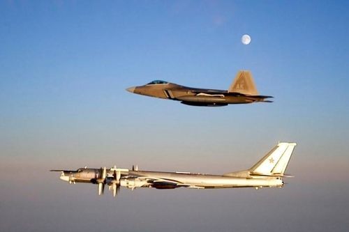 'Chim săn mồi' F-22 Mỹ chặn máy bay ném bom Nga ngoài khơi Alaska