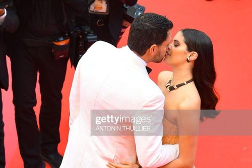 Thiên thần nội y ôm hôn bạn trai doanh nhân trên thảm đỏ Cannes
