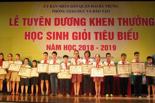 Ngành GD-ĐT quận Hai Bà Trưng khen thưởng học sinh giỏi tiêu biểu
