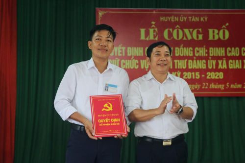 Tân Kỳ: Trao quyết định chuẩn y Phó Bí thư Đảng ủy xã