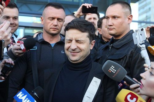 Ngày làm việc đầu tiên: Tân Tổng thống Ukraine không thoải mái với chiếc ghế của người tiền nhiệm