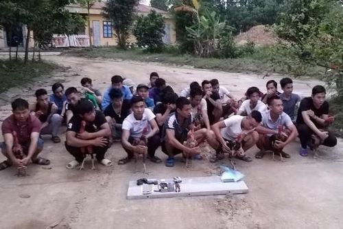 Bắt quả tang 32 đối tượng đánh bạc dưới hình thức 'đá gà' trên đồi bạch đàn