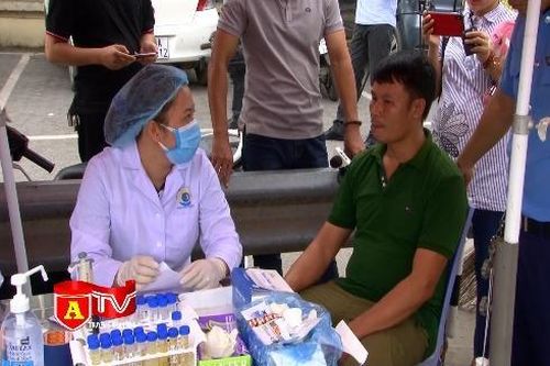 Kiểm tra nồng độ cồn, ma túy của lái xe ngay tại các bến xe